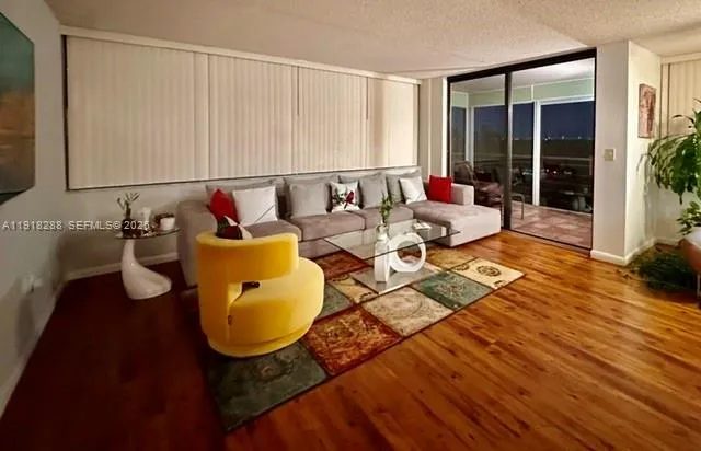 Foto de propiedad en 1400 Saint Charles Place, Pembroke Pines, FL 33026 Pembroke Pines con MLS# 