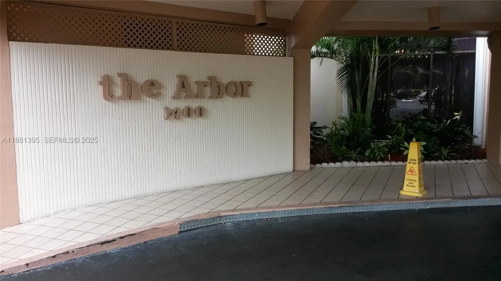 Foto de propiedad en 1400 St Charles Place 201, Pembroke Pines, FL 33026 Pembroke Pines con MLS# 