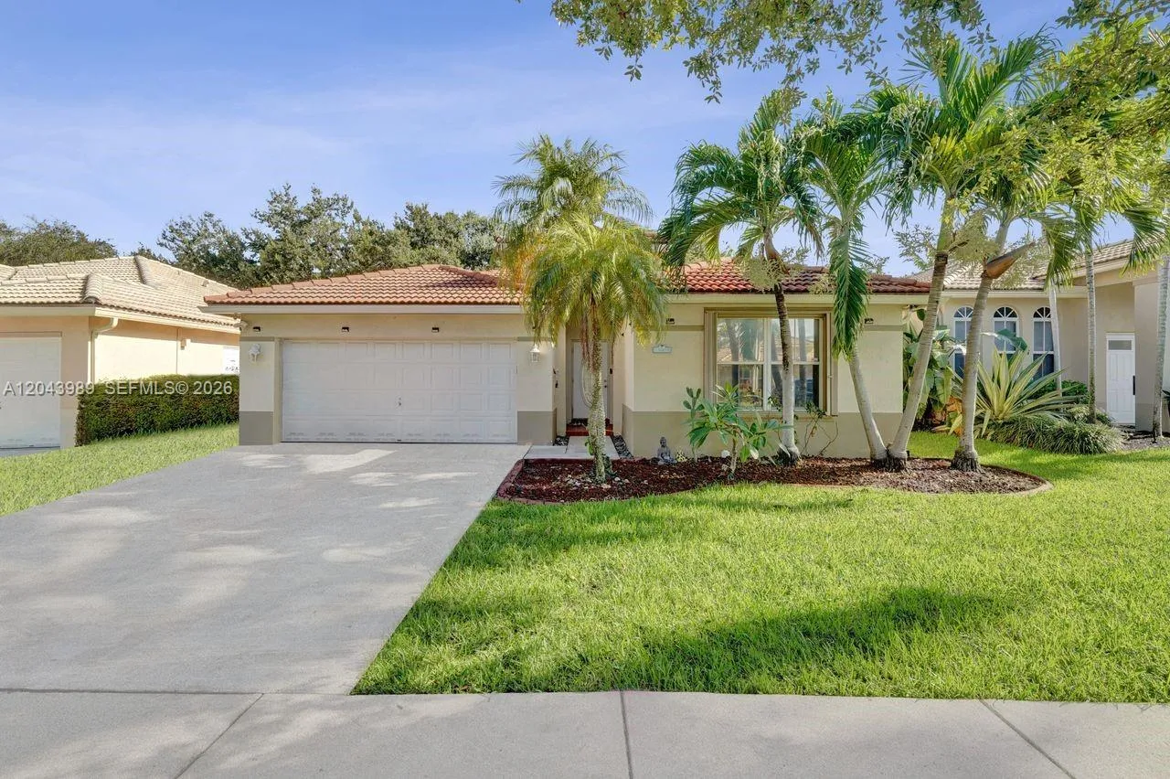 Foto de propiedad en 14003 N Cypress Cove Circle, Davie, FL 33325 Davie con MLS# 