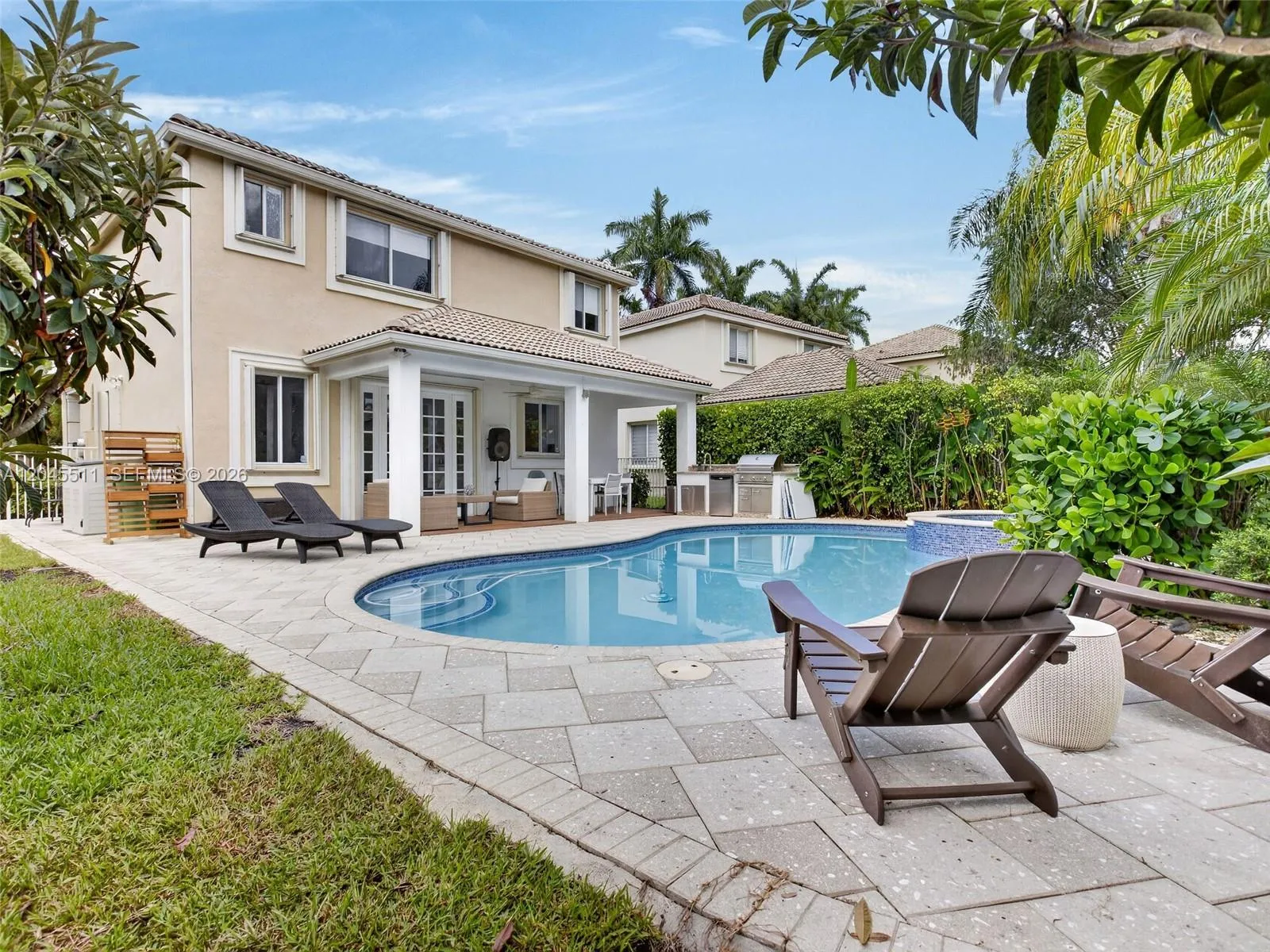 Foto de propiedad en 1401 Canary Island Drive, Weston, FL 33327 Weston con MLS# 