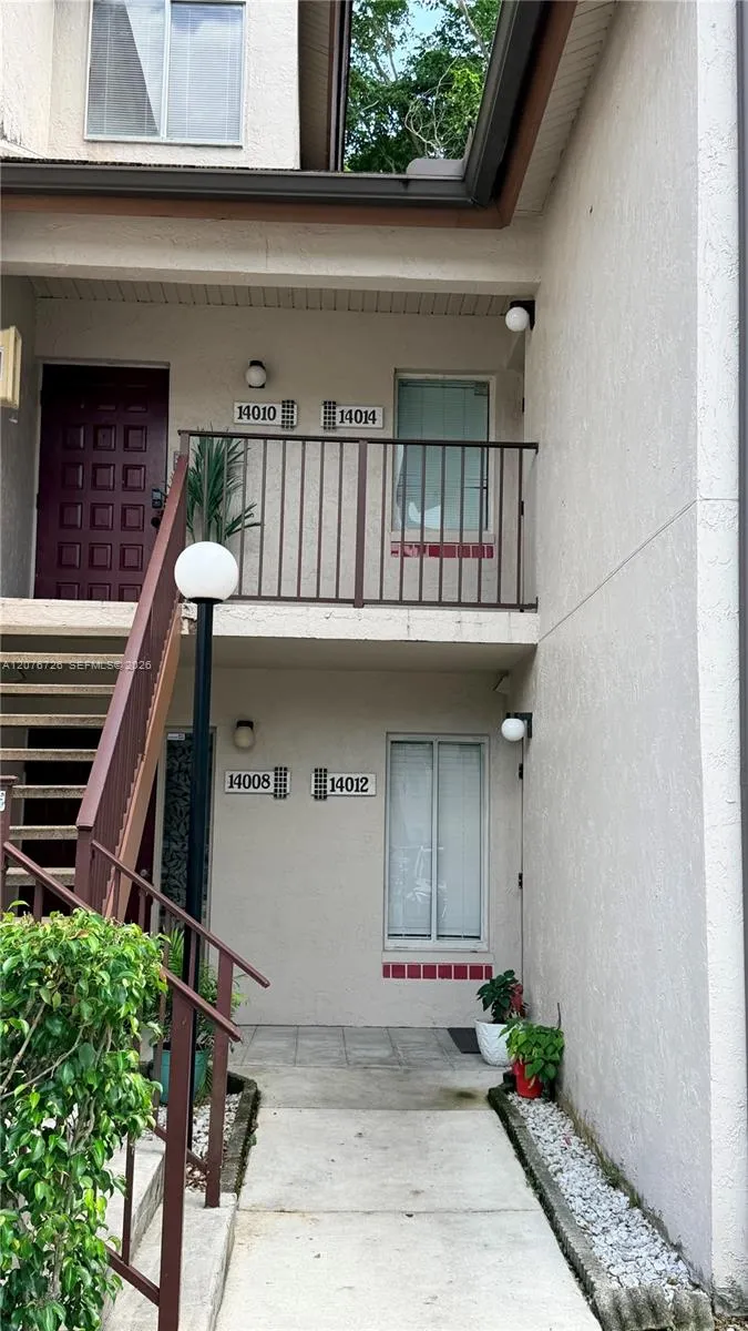 Foto de propiedad en 14014 SW 93rd Lane 14014, Miami, FL 33186 Miami con MLS# 