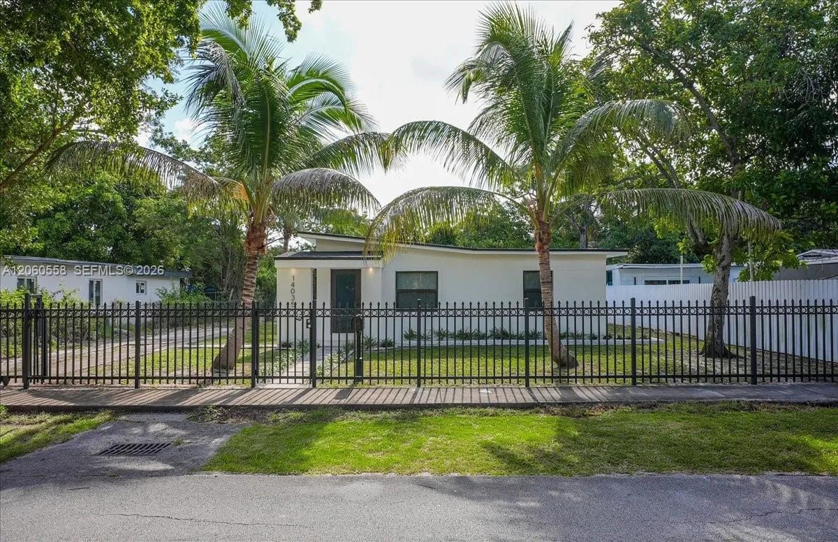 Foto de propiedad en 14035 NW 6th Avenue, North Miami, FL 33168 North Miami con MLS# 