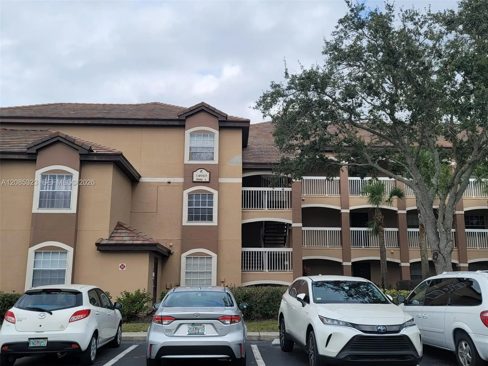 Foto de propiedad en 14049 Fairway Island Drive 123, FL 32837  con MLS# 
