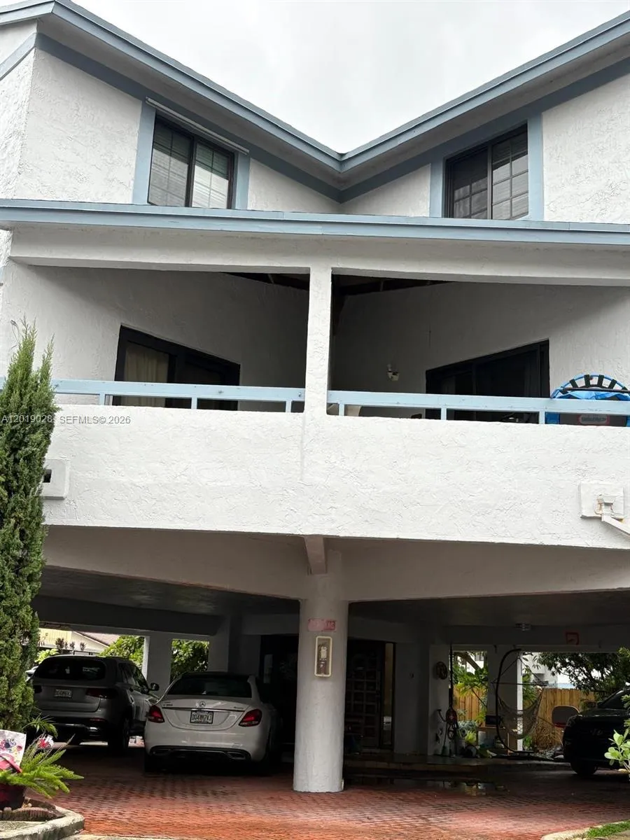 Foto de propiedad en 1405 SW 122nd Avenue 10-13, Miami, FL 33184 Miami con MLS# 