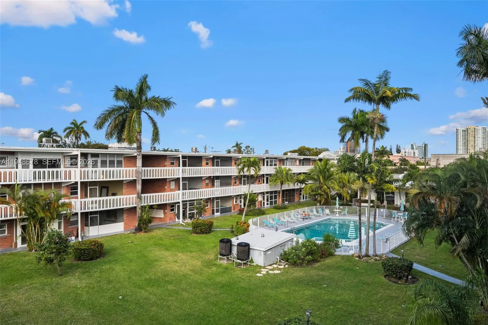 Foto de propiedad en 141 NE 10th Avenue 26C, Hallandale Beach, FL 33009 Hallandale Beach con MLS# 