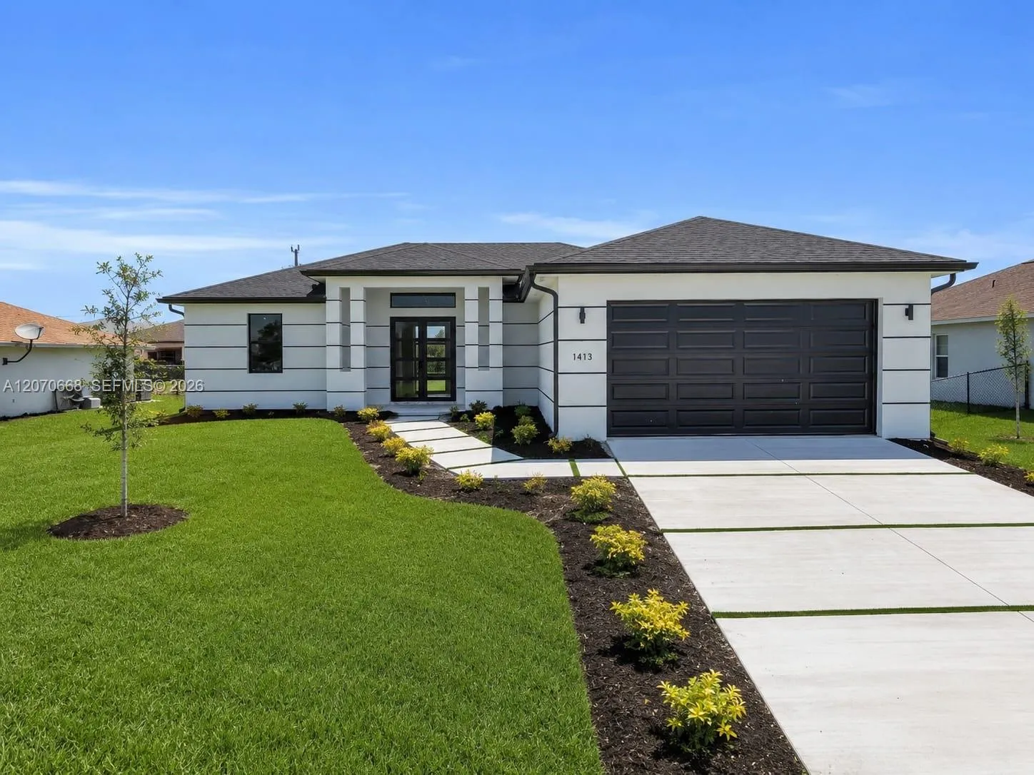 Foto de propiedad en 1413 NE 4th Place, Cape Coral, FL 33909 Cape Coral con MLS# 