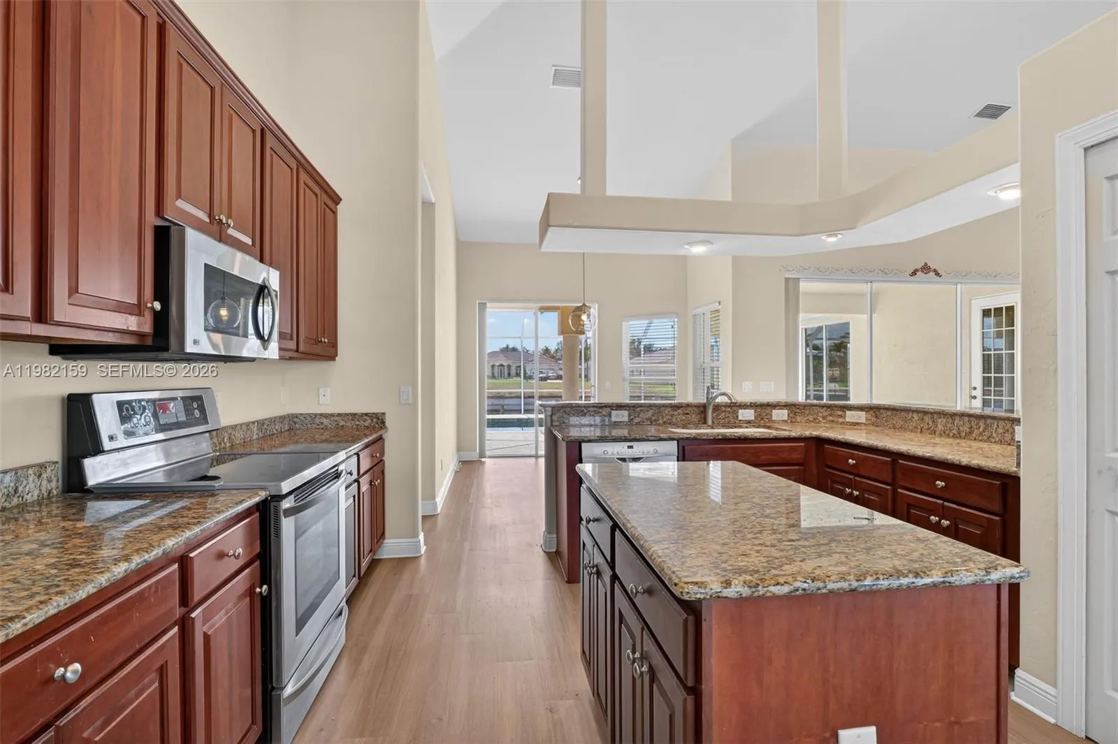 Foto de propiedad en 1414 NE 2nd Terrace, Cape Coral, FL 33909 Cape Coral con MLS# 
