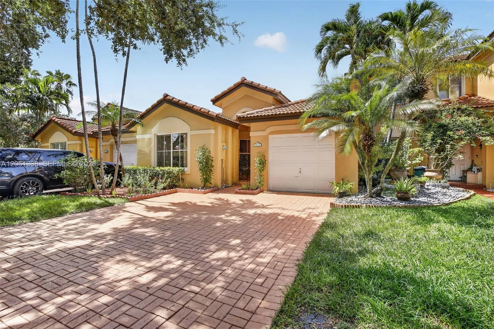 Foto de propiedad en 14147 N Forest Oak Circle, Davie, FL 33325 Davie con MLS# 