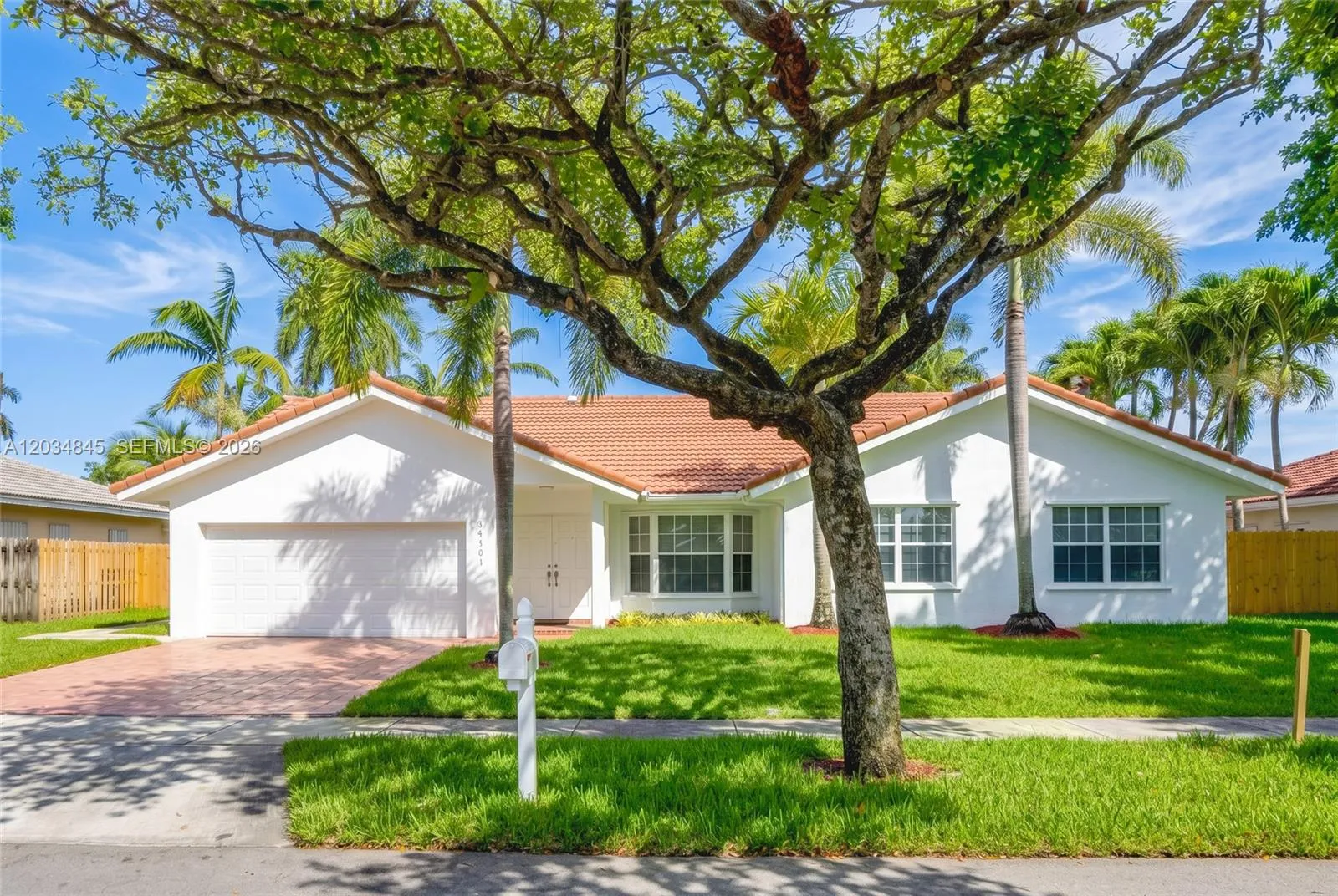 Foto de propiedad en 14161 SW 153rd Avenue, Miami, FL 33196 Miami con MLS# 