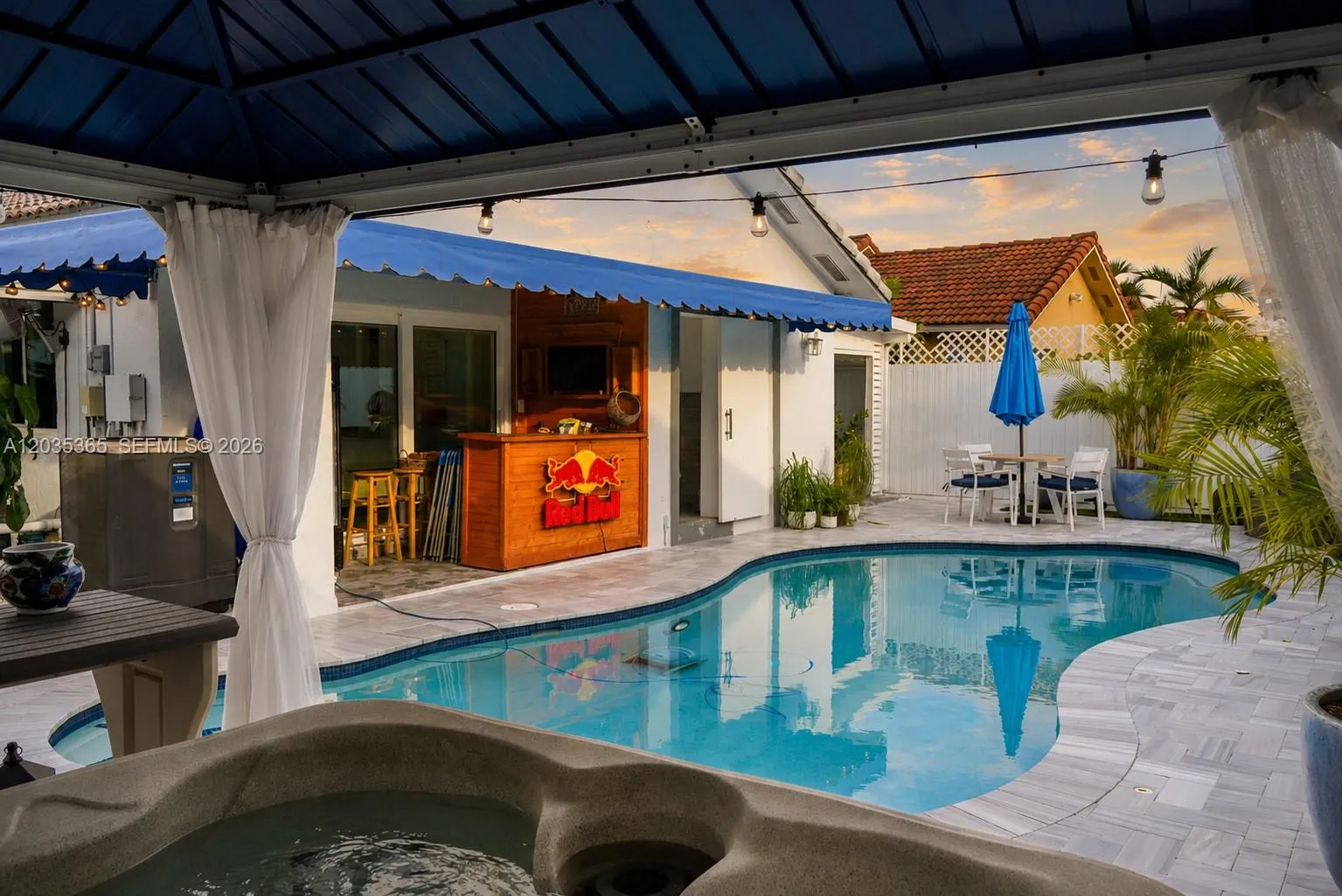 Foto de propiedad en 14172 SW 148th Place, Miami, FL 33196 Miami con MLS# 