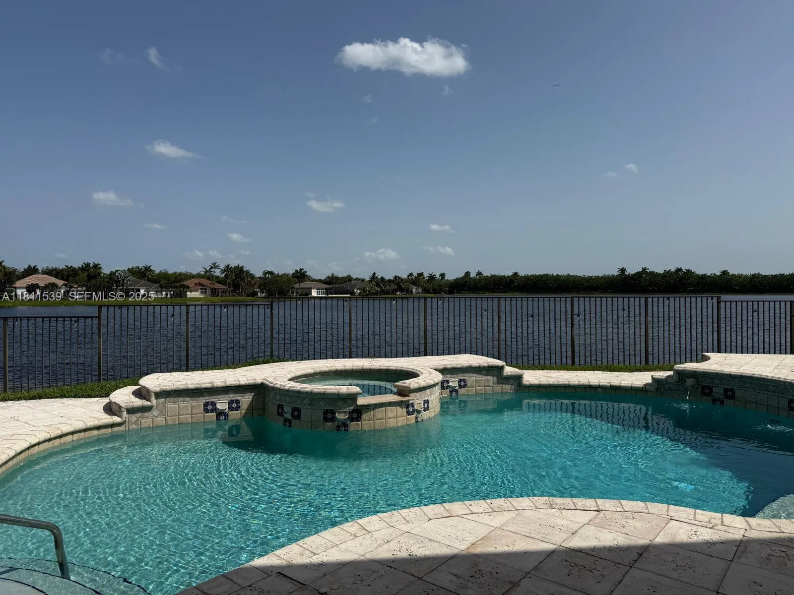Foto de propiedad en 1418 Lantana Drive, Weston, FL 33326 Weston con MLS# 