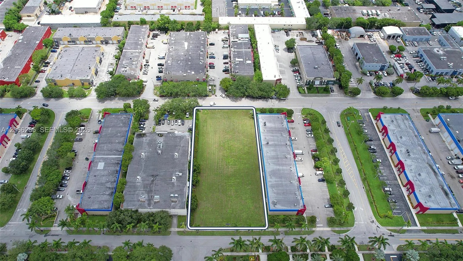 Foto de propiedad en 14180 SW 143 Rd Court, Miami, FL 33186 Miami con MLS# 