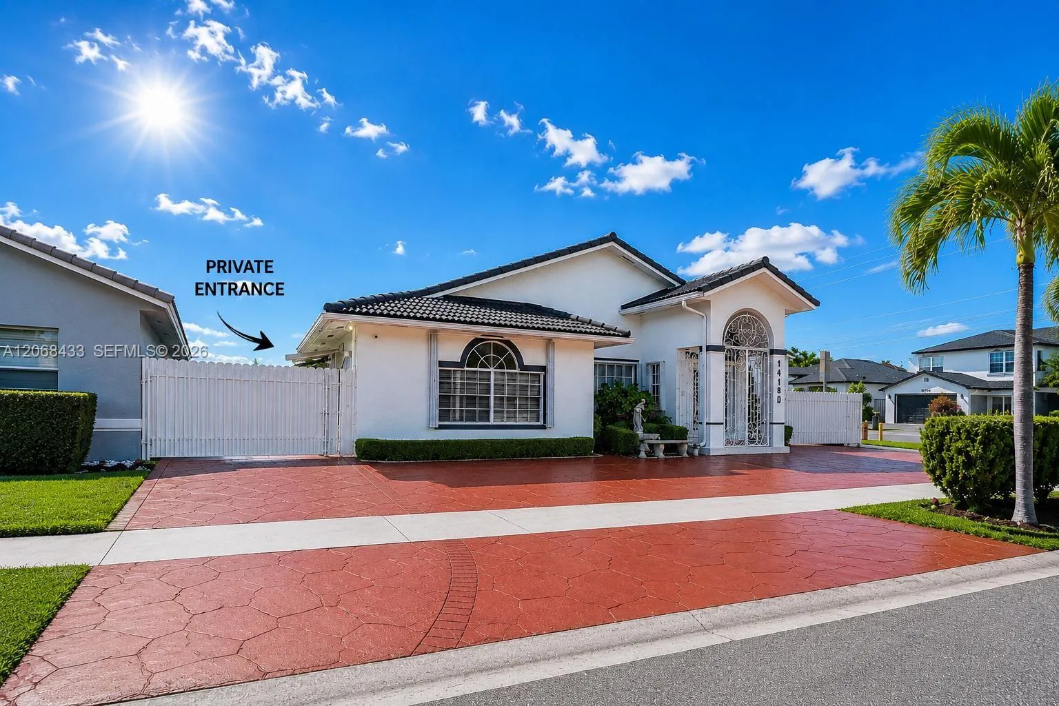 Foto de propiedad en 14180 SW 8th Terrace 1, Miami, FL 33184 Miami con MLS# 