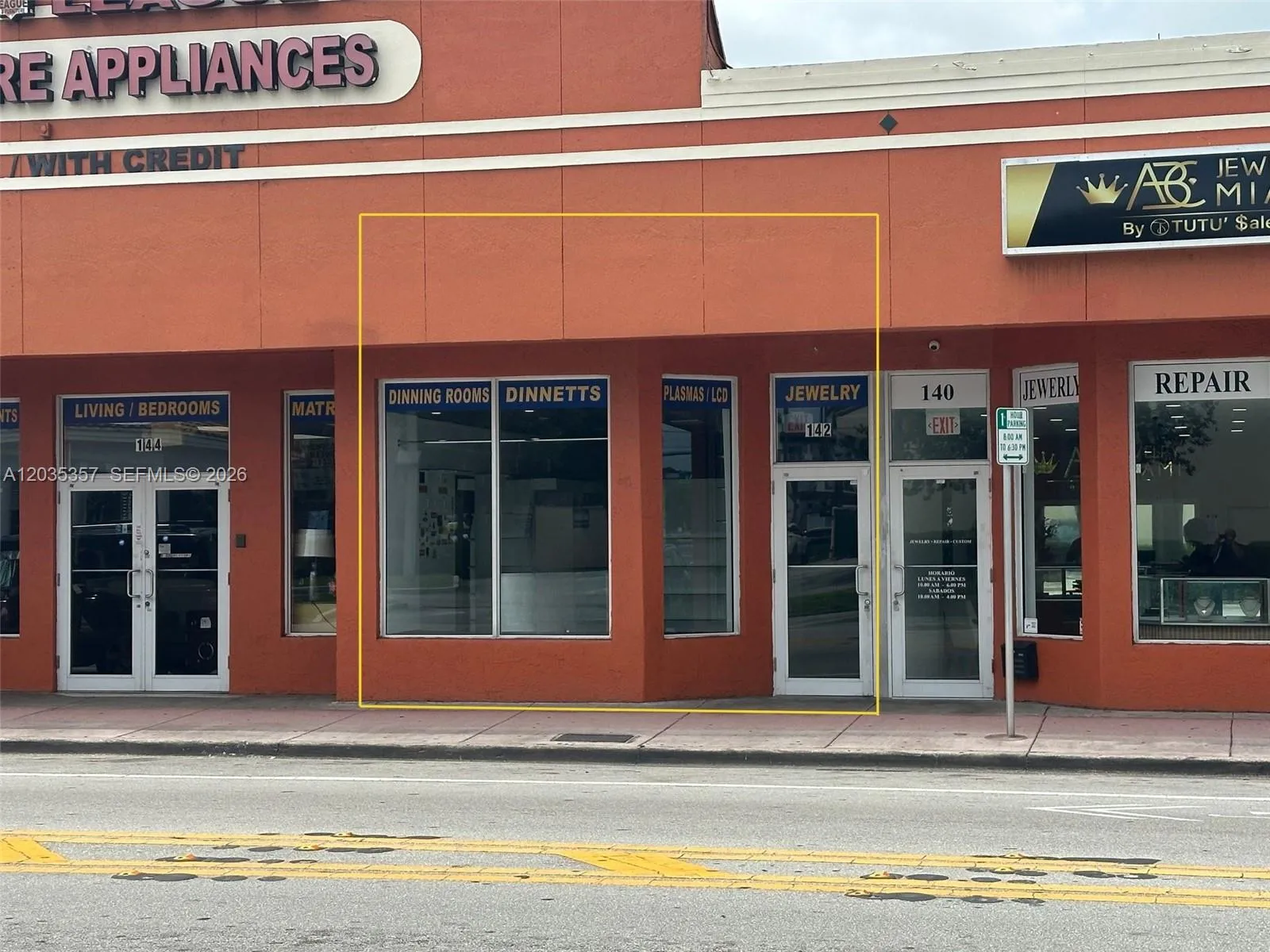 Foto de propiedad en 142 Hialeah Drive, Hialeah, FL 33010 Hialeah con MLS# 