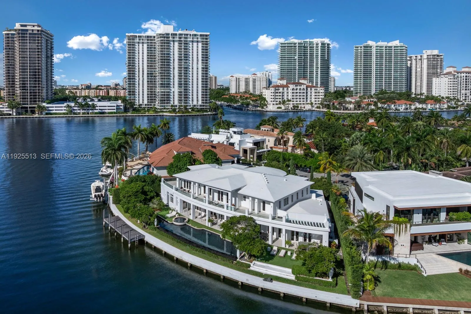 Foto de propiedad en 142 S Island Drive, Golden Beach, FL 33160 Golden Beach con MLS# 