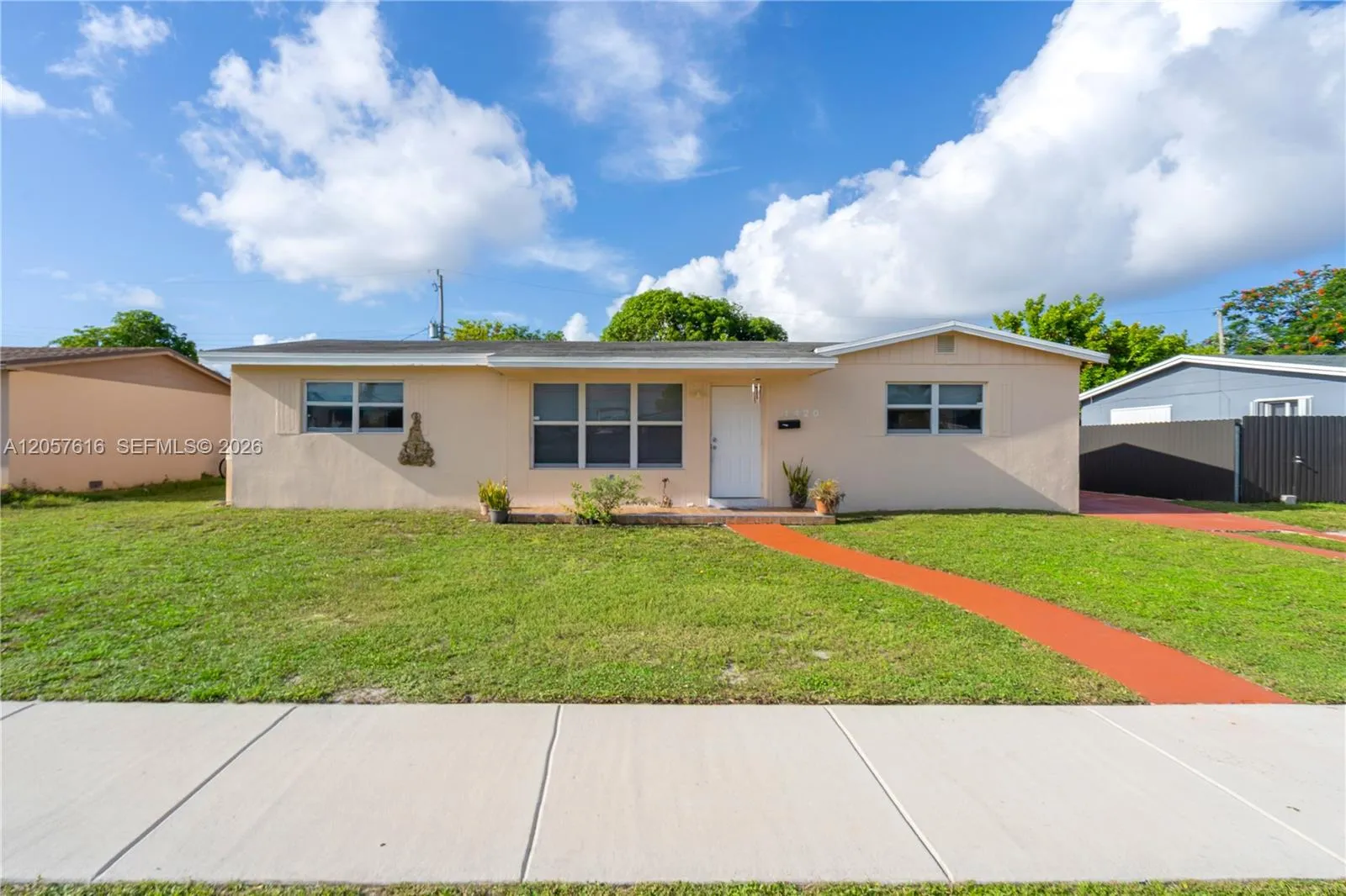Foto de propiedad en 1420 NW 195th Street, Miami Gardens, FL 33169 Miami Gardens con MLS# 