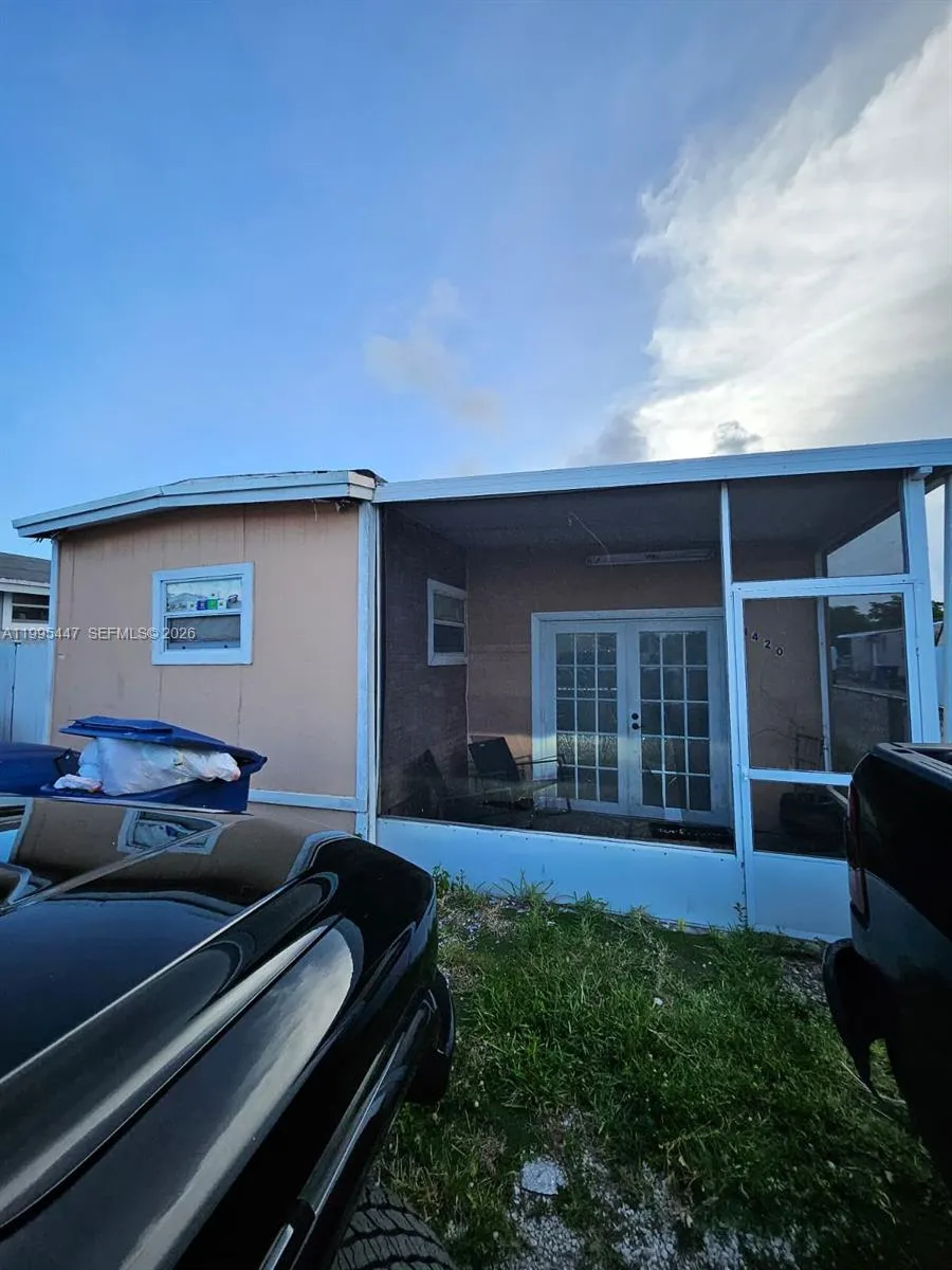 Foto de propiedad en 1420 SW 129 Court 1, Miami, FL 33184 Miami con MLS# 