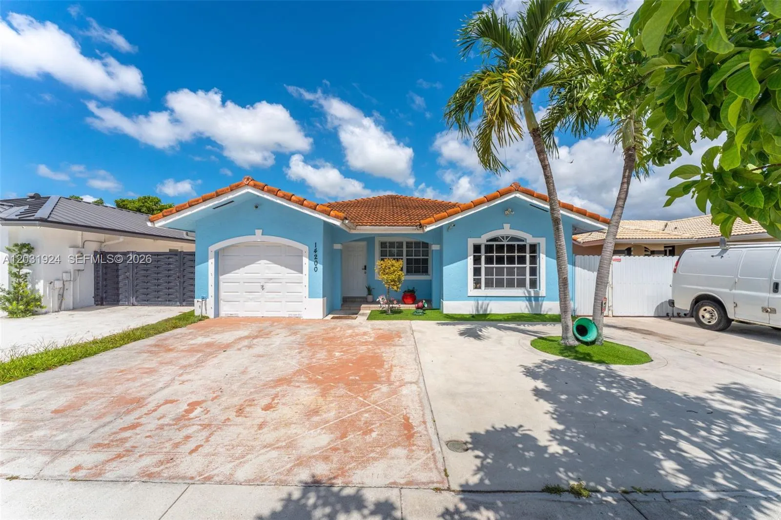 Foto de propiedad en 14200 SW 147th Court, Miami, FL 33196 Miami con MLS# 