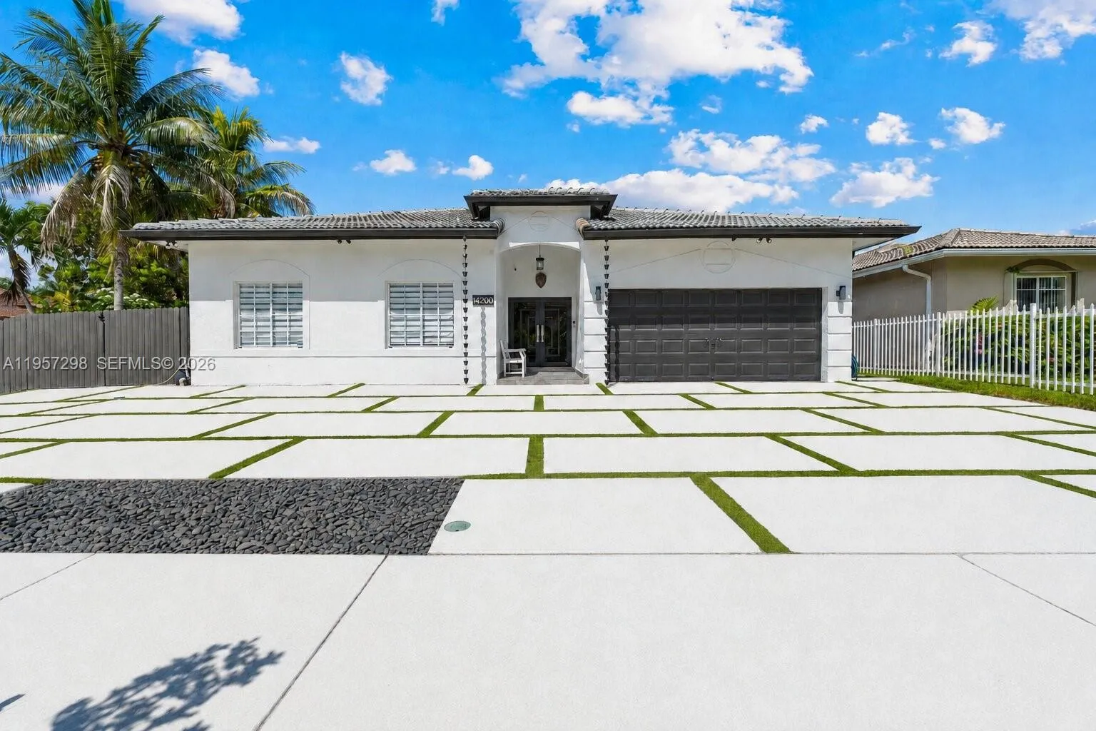 Foto de propiedad en 14200 SW 160th Court, Miami, FL 33196 Miami con MLS# 