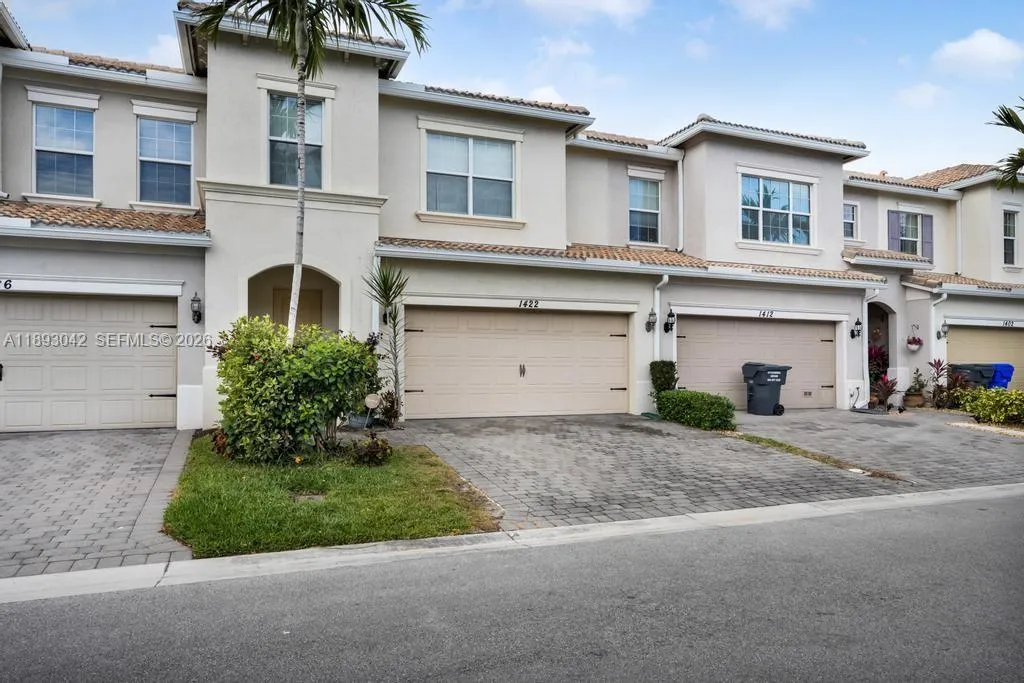 Foto de propiedad en 1422 Silk Oak Drive, Hollywood, FL 33021 Hollywood con MLS# 