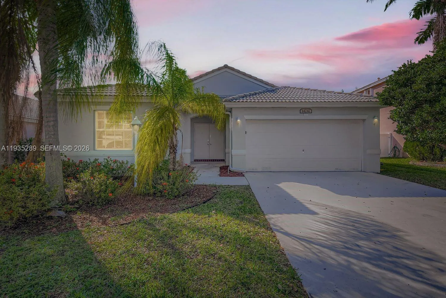 Foto de propiedad en 14242 NW 18th Place, Pembroke Pines, FL 33028 Pembroke Pines con MLS# 