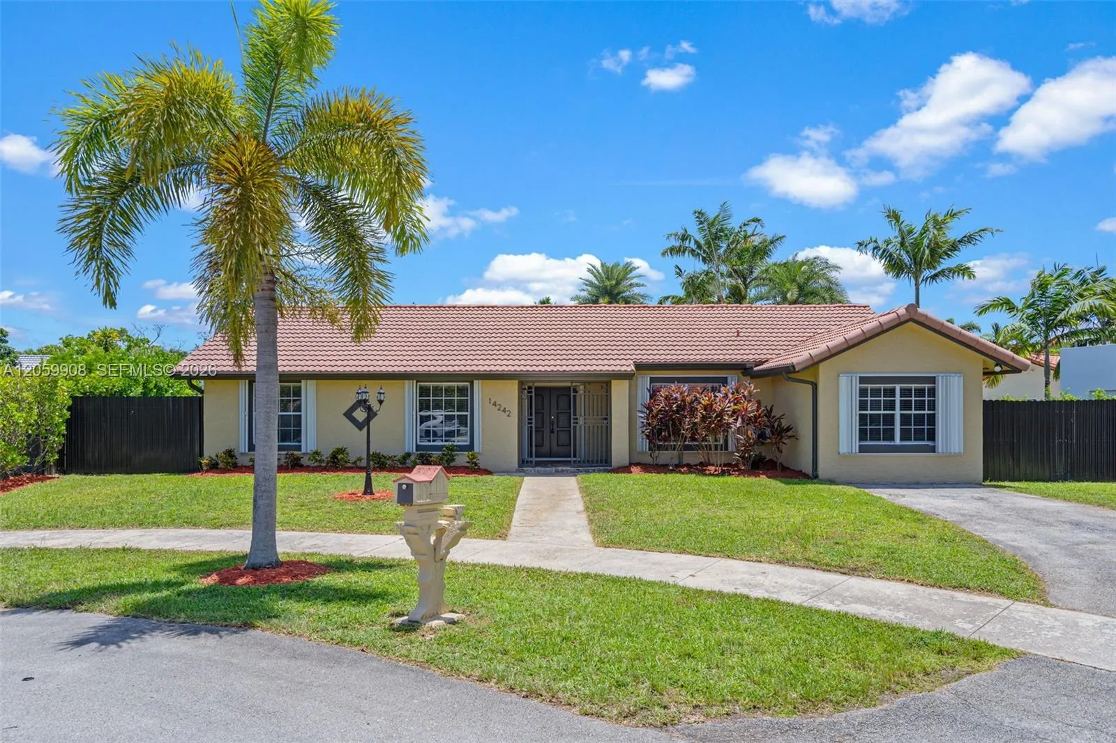 Foto de propiedad en 14242 SW 46th Terrace, Miami, FL 33175 Miami con MLS# 