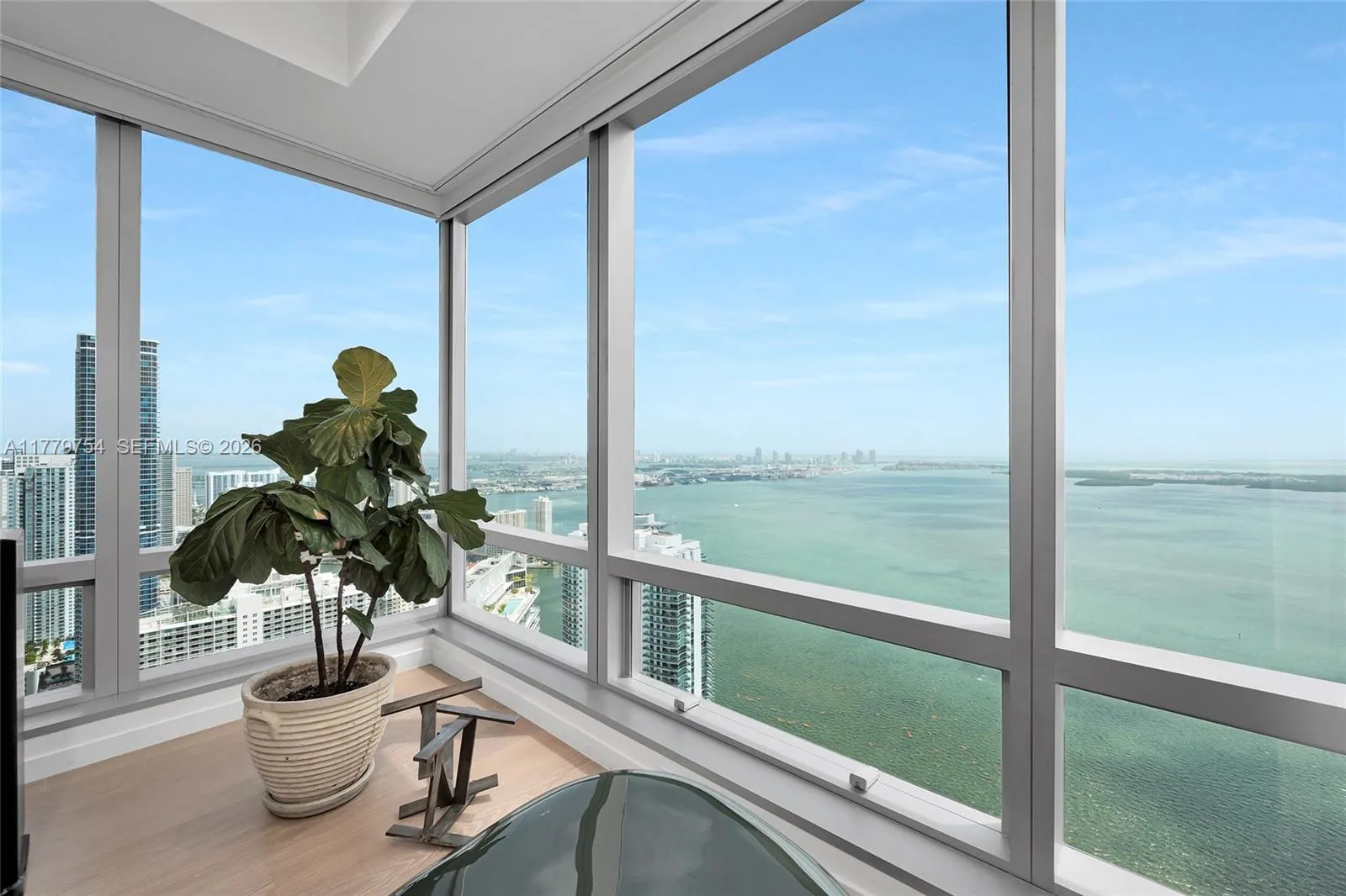 Foto de propiedad en 1425 Brickell Avenue 61E, Miami, FL 33131 Miami con MLS# 