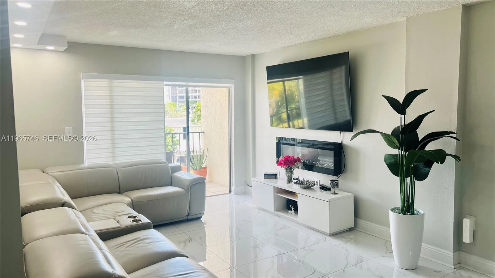 Foto de propiedad en 14250 SW 62nd Street 319, Miami, FL 33183 Miami con MLS# 