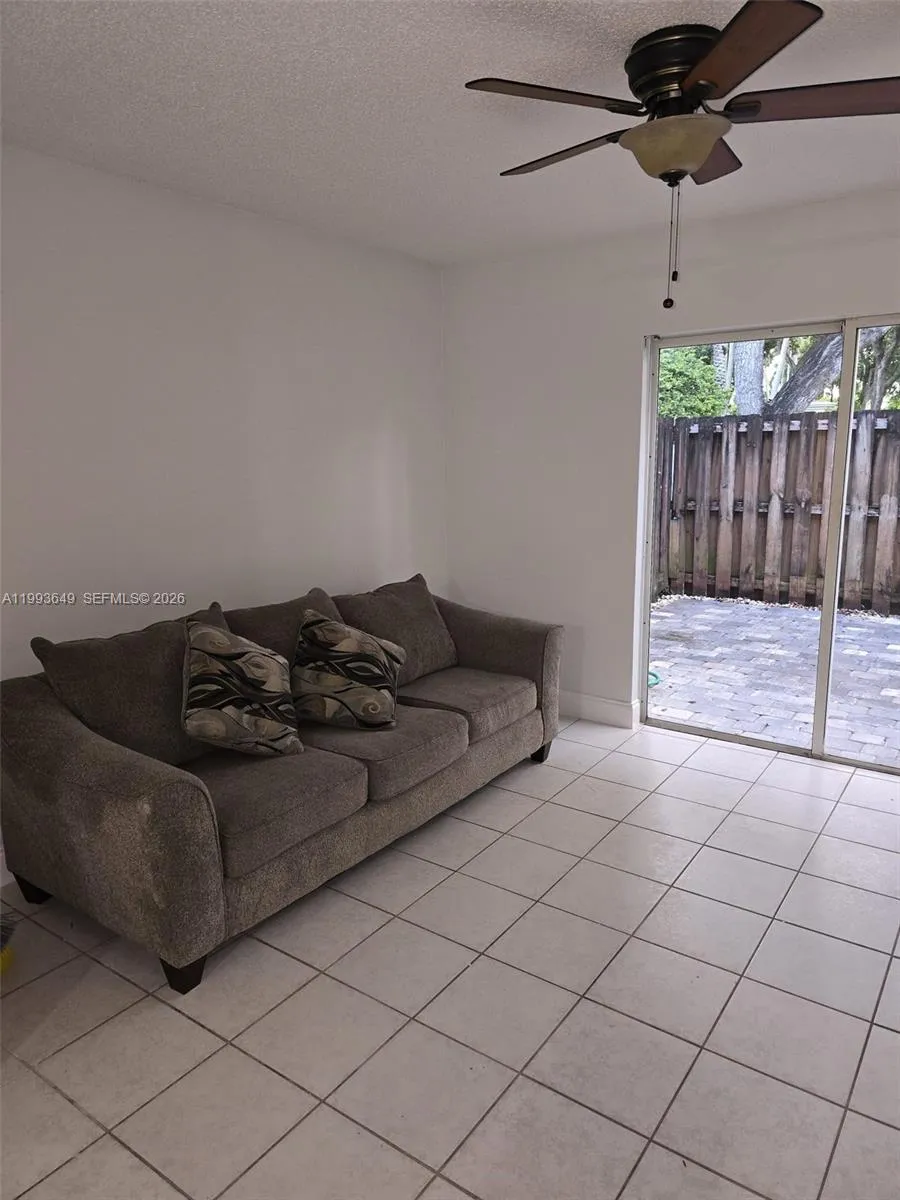 Foto de propiedad en 14272 SW 121st Place 9, Miami, FL 33186 Miami con MLS# 