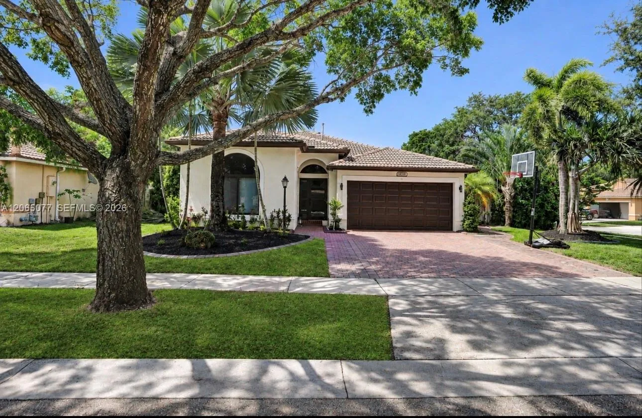 Foto de propiedad en 14298 NW 23rd Street, Pembroke Pines, FL 33028 Pembroke Pines con MLS# 
