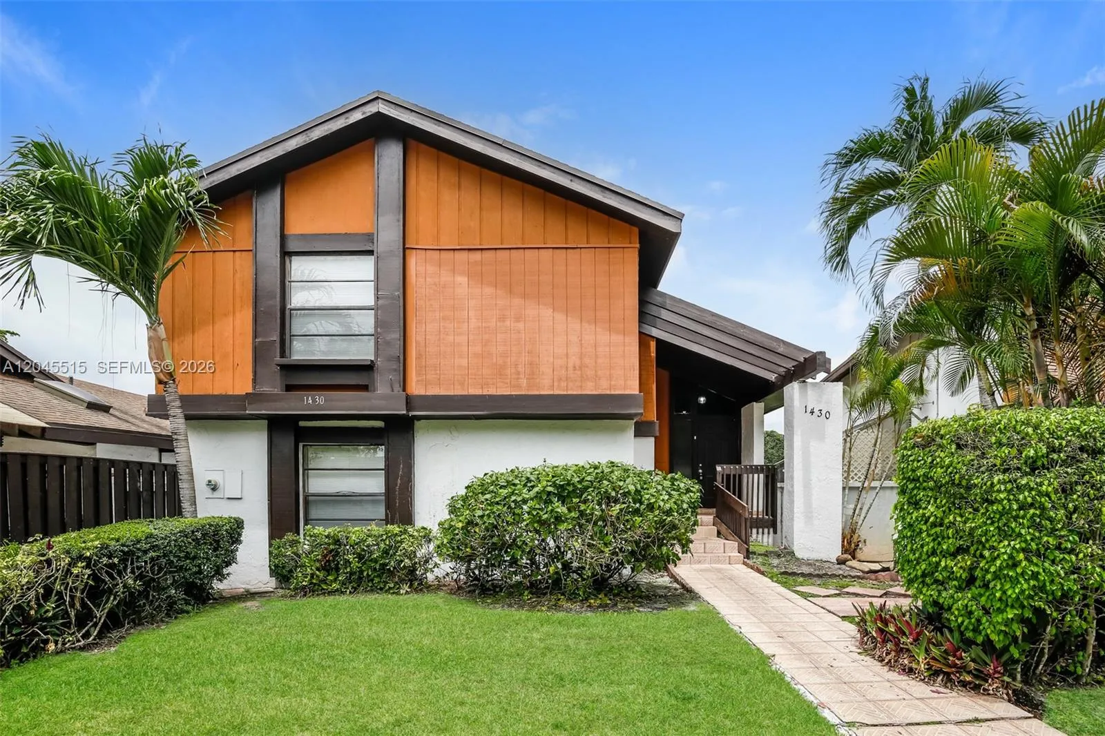 Foto de propiedad en 1430 W Sandpiper Circle, Pembroke Pines, FL 33026 Pembroke Pines con MLS# 