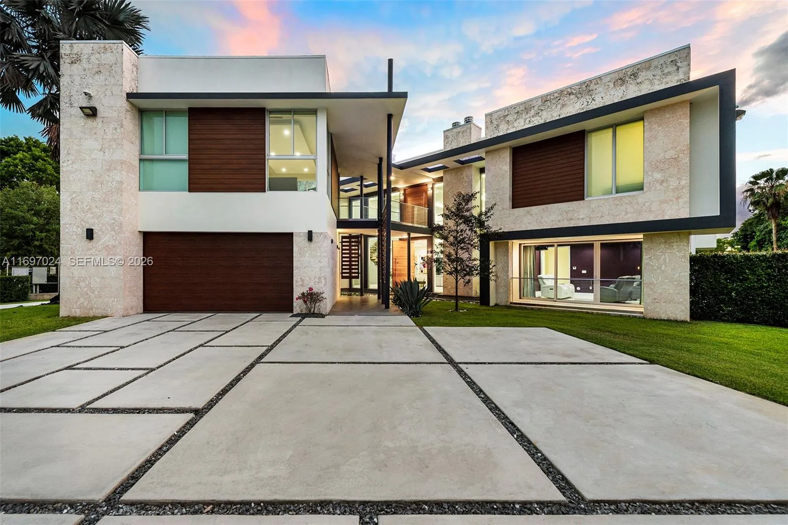 Foto de propiedad en 14305 Stirling Road, Southwest Ranches, FL 33330 Southwest Ranches con MLS# 