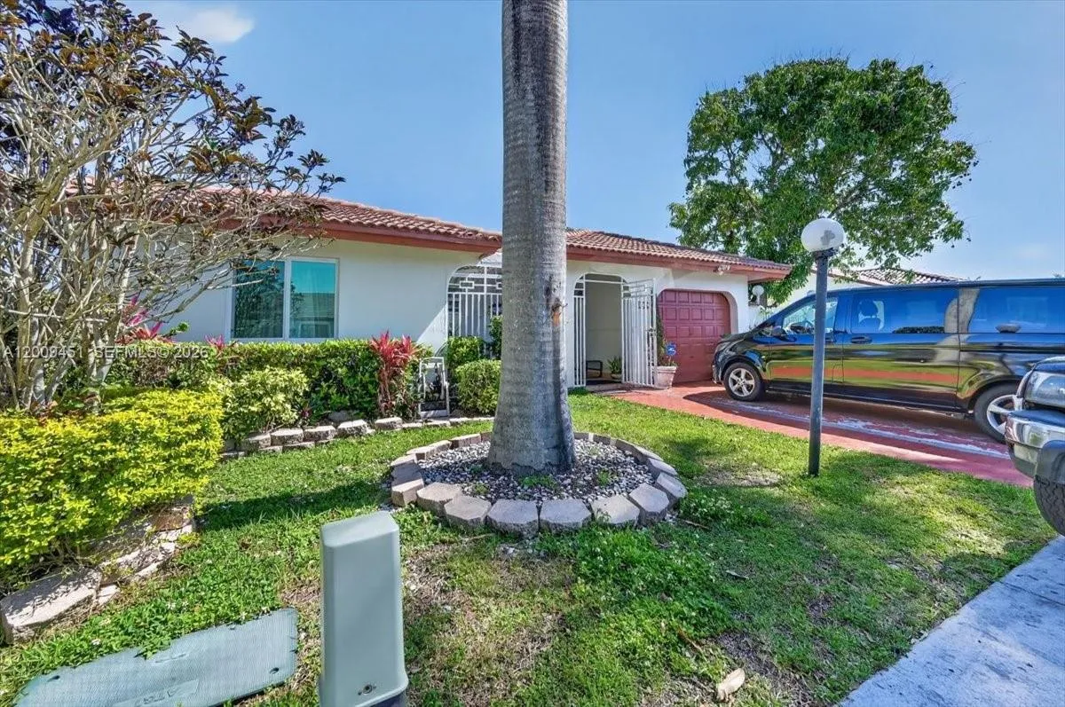 Foto de propiedad en 14313 SW 100th Lane, Miami, FL 33186 Miami con MLS# 