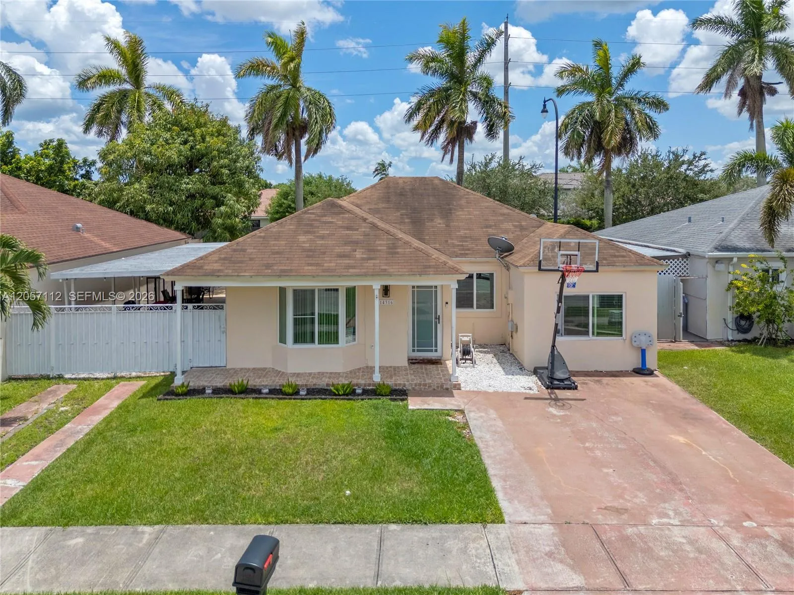 Foto de propiedad en 14316 SW 159th Terrace, Miami, FL 33177 Miami con MLS# 