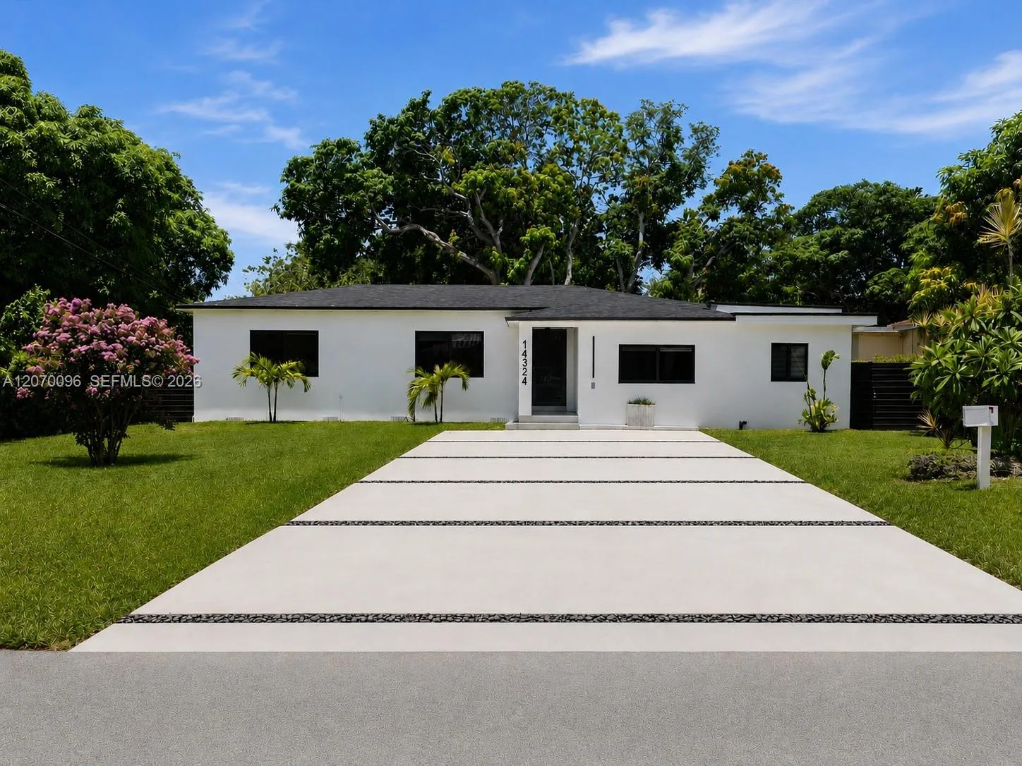 Foto de propiedad en 14324 Garden Drive, Miami, FL 33168 Miami con MLS# 