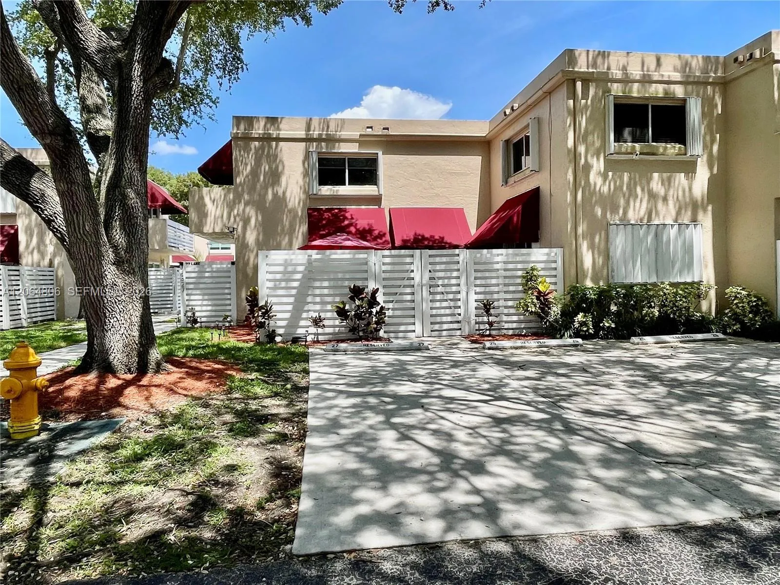 Foto de propiedad en 14327 SW 97th Lane, Miami, FL 33186 Miami con MLS# 