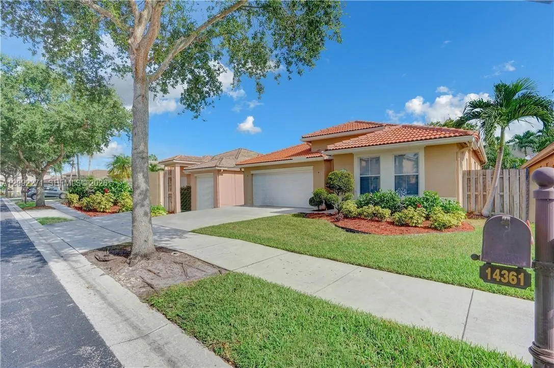 Foto de propiedad en 14361 N Royal Cove Circle 14361, Davie, FL 33325 Davie con MLS# 