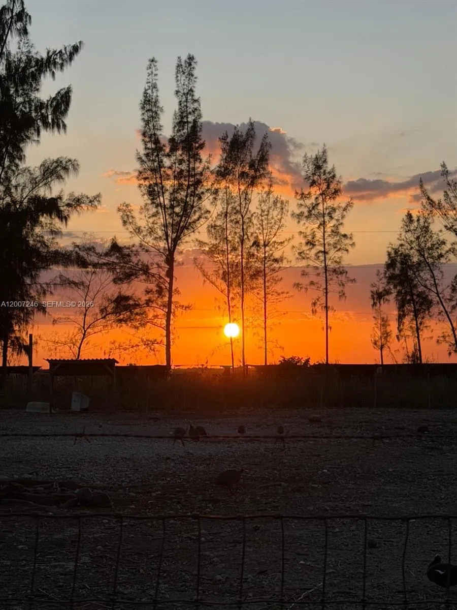Foto de propiedad en 14370 SW 208 Avenue, Miami, FL 33196 Miami con MLS# 