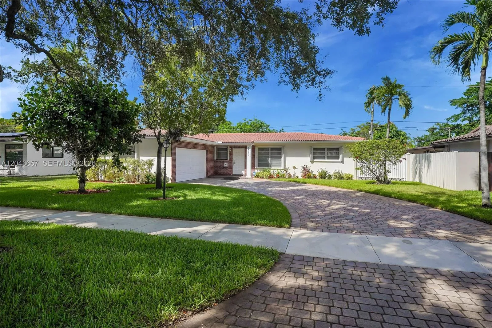 Foto de propiedad en 14375 Lake Candlewood Court, Miami Lakes, FL 33014 Miami Lakes con MLS# 
