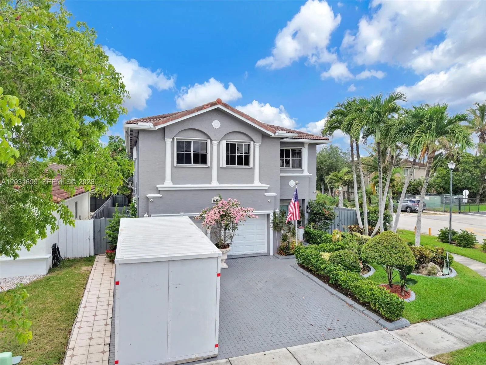 Foto de propiedad en 14402 SW 157th Path, Miami, FL 33196 Miami con MLS# 