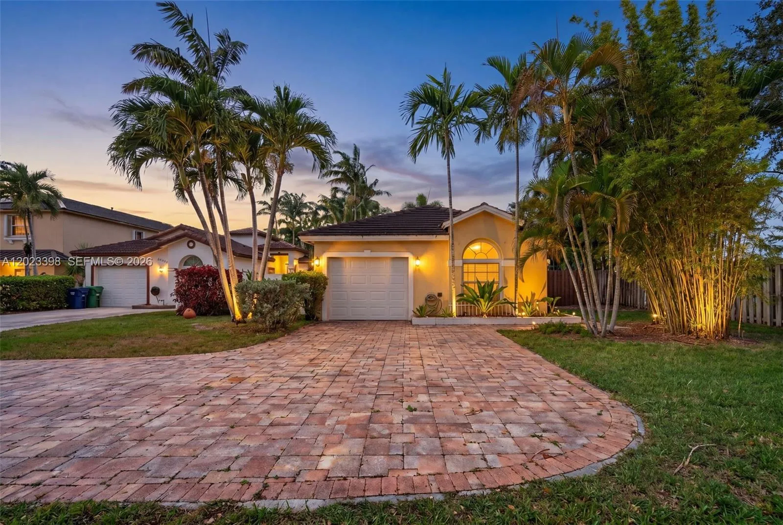 Foto de propiedad en 14421 SW 155th Place, Miami, FL 33196 Miami con MLS# 