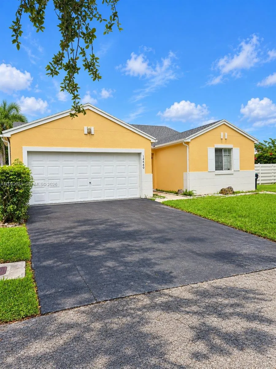 Foto de propiedad en 14440 SW 145th Place, Miami, FL 33186 Miami con MLS# 