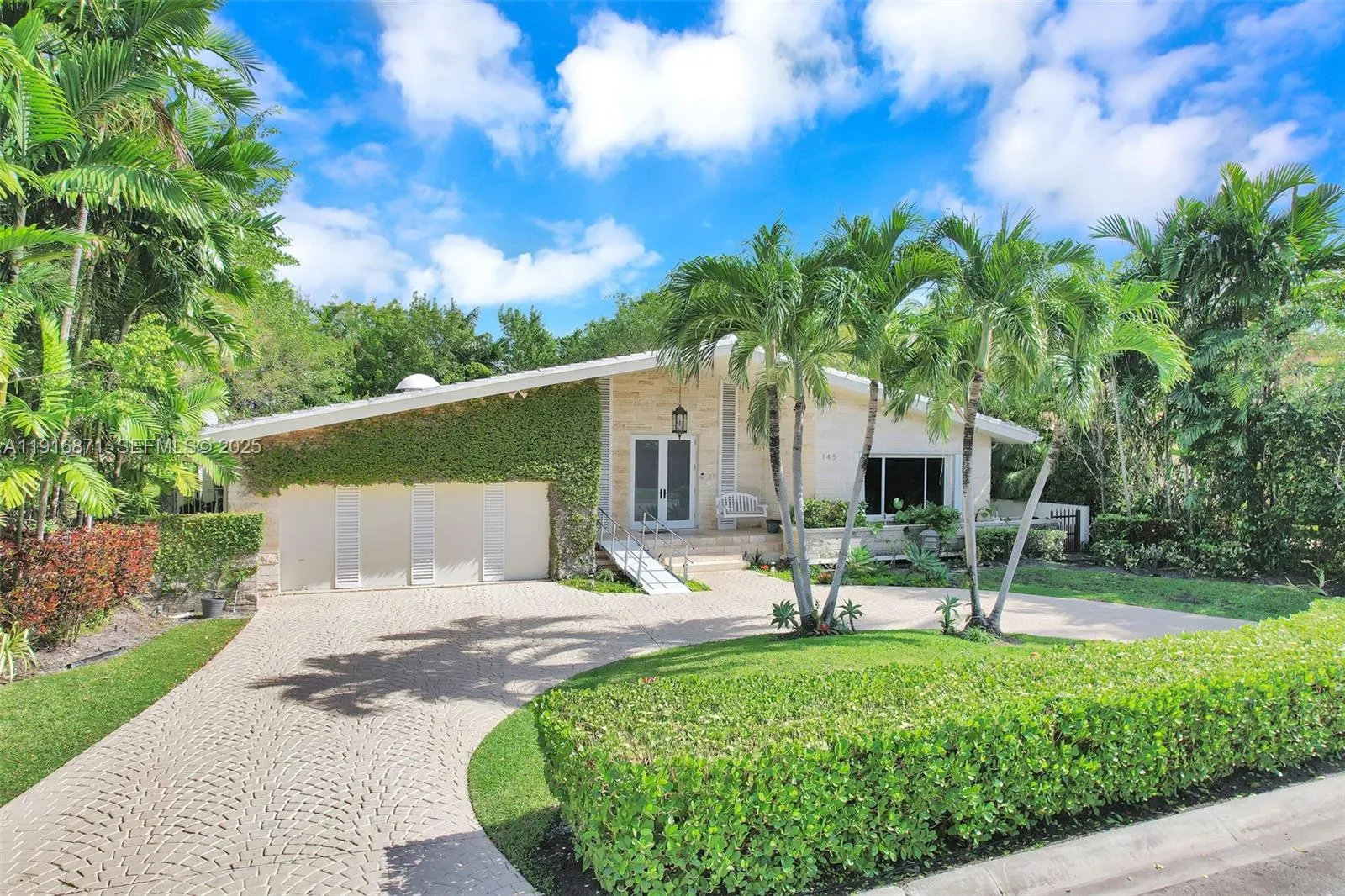 Foto de propiedad en 145 Bal Bay Drive, Bal Harbour, FL 33154 Bal Harbour con MLS# 