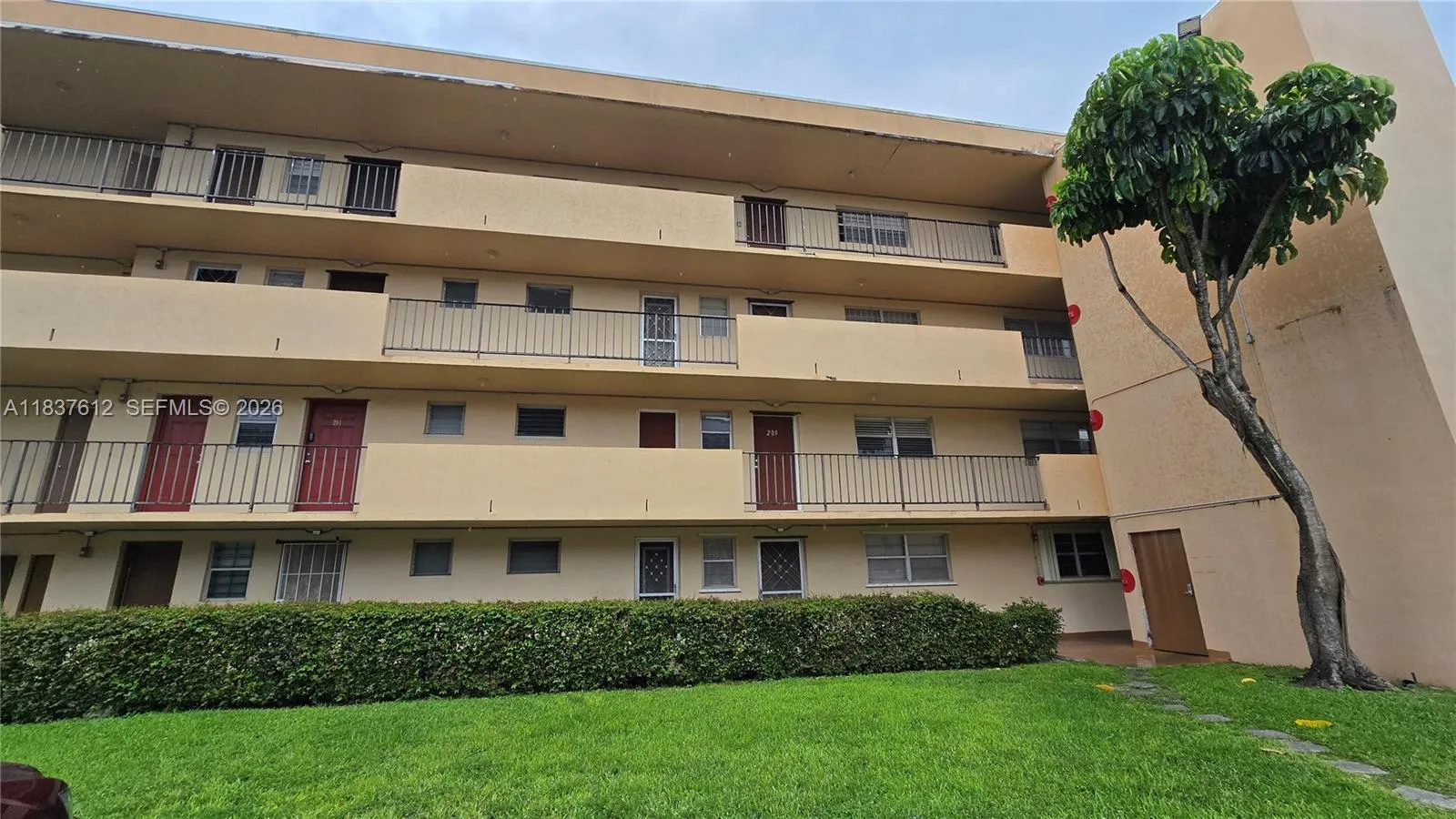 Foto de propiedad en 1450 NE 191st Street 106, Miami, FL 33179 Miami con MLS# 