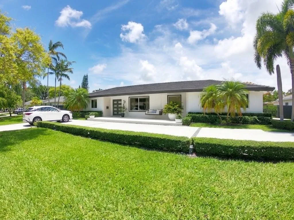 Foto de propiedad en 14500 SW 84th Avenue, Palmetto Bay, FL 33158 Palmetto Bay con MLS# 