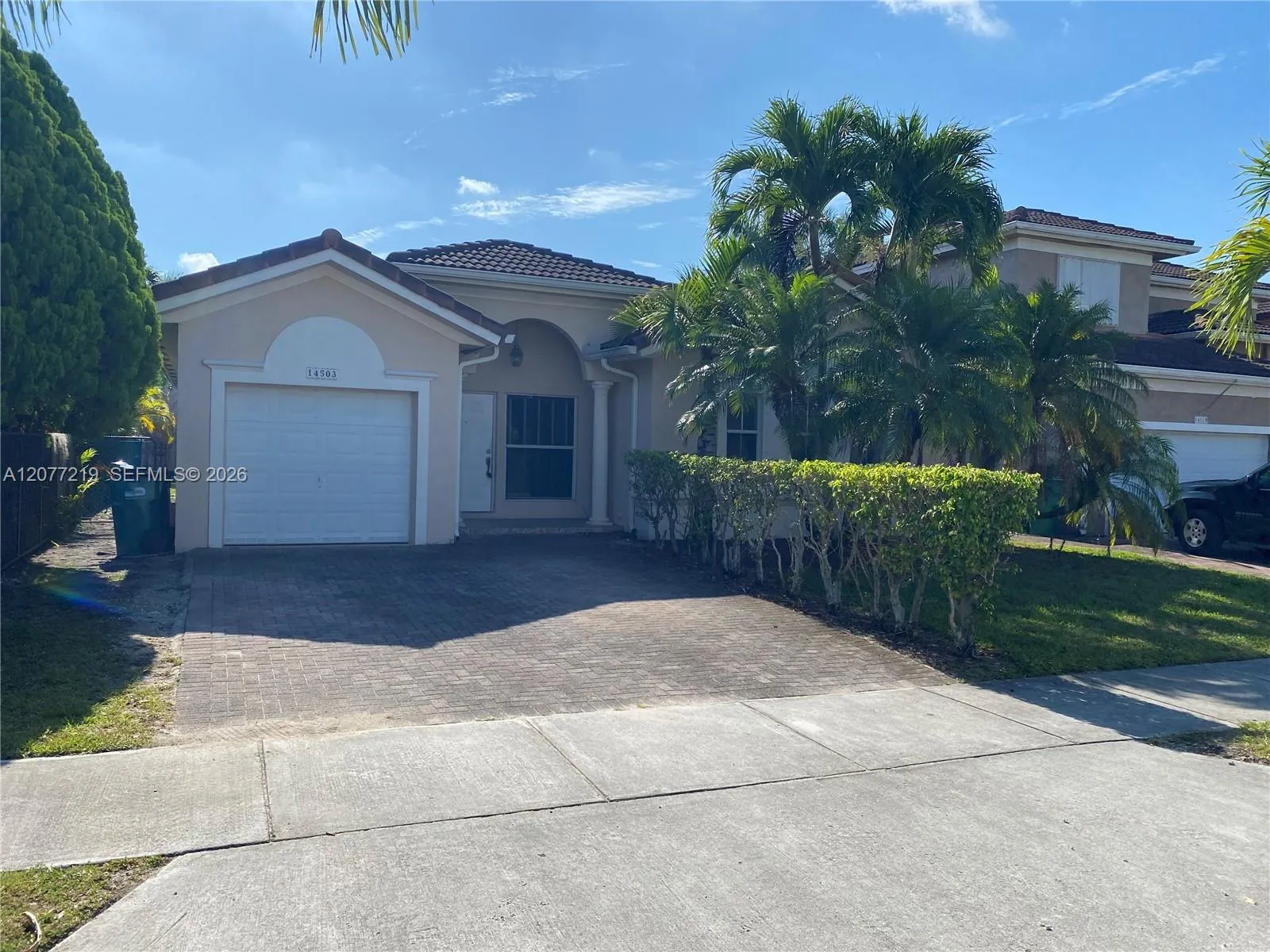 Foto de propiedad en 14503 SW 158th Court, Miami, FL 33196 Miami con MLS# 