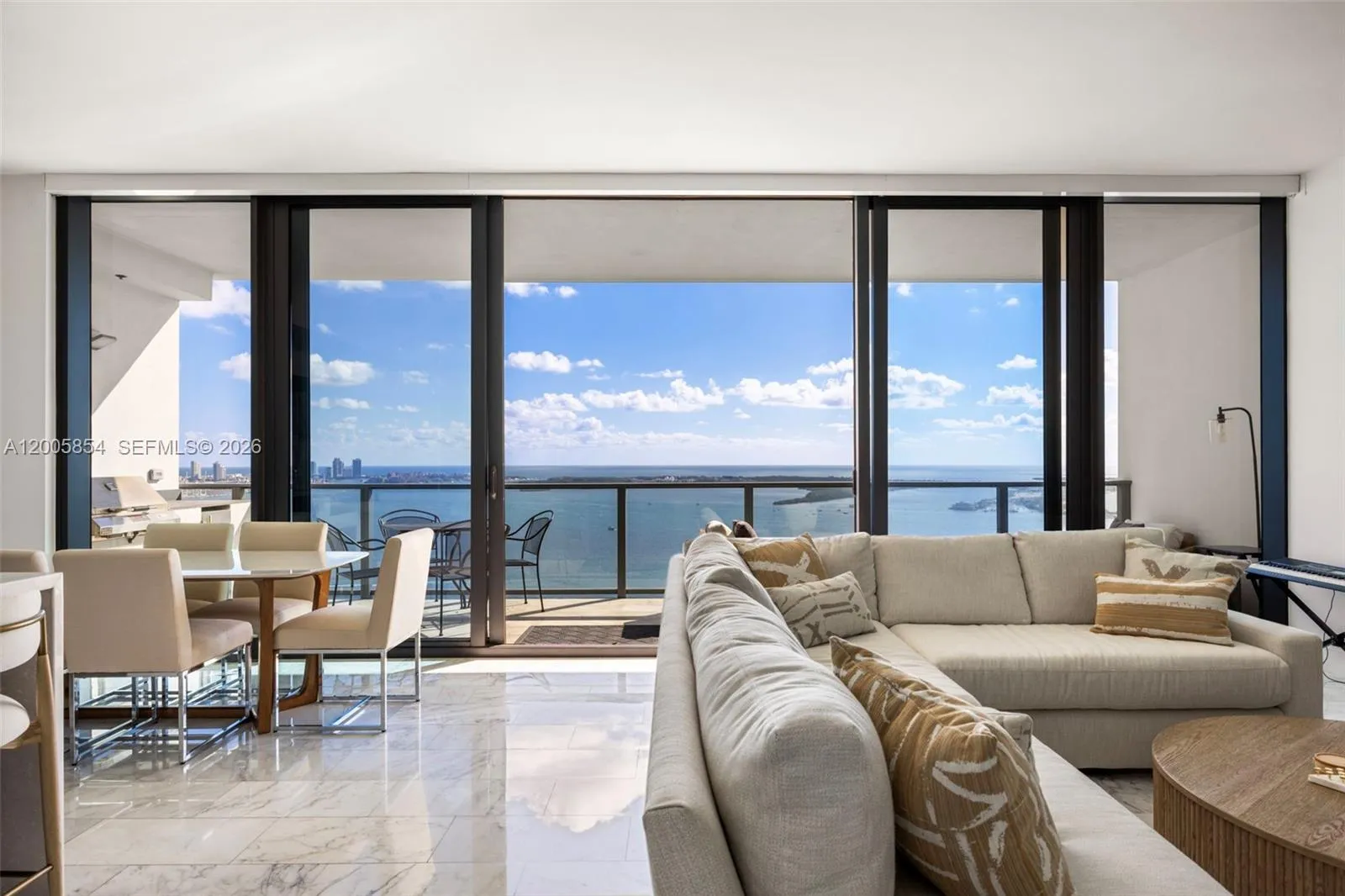 Foto de propiedad en 1451 Brickell Avenue 4002, Miami, FL 33131 Miami con MLS# 