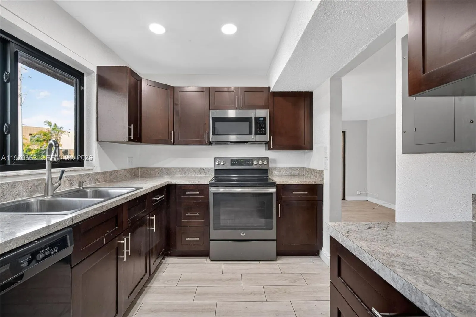 Foto de propiedad en 1451 NW 92nd Avenue 191, Pembroke Pines, FL 33024 Pembroke Pines con MLS# 