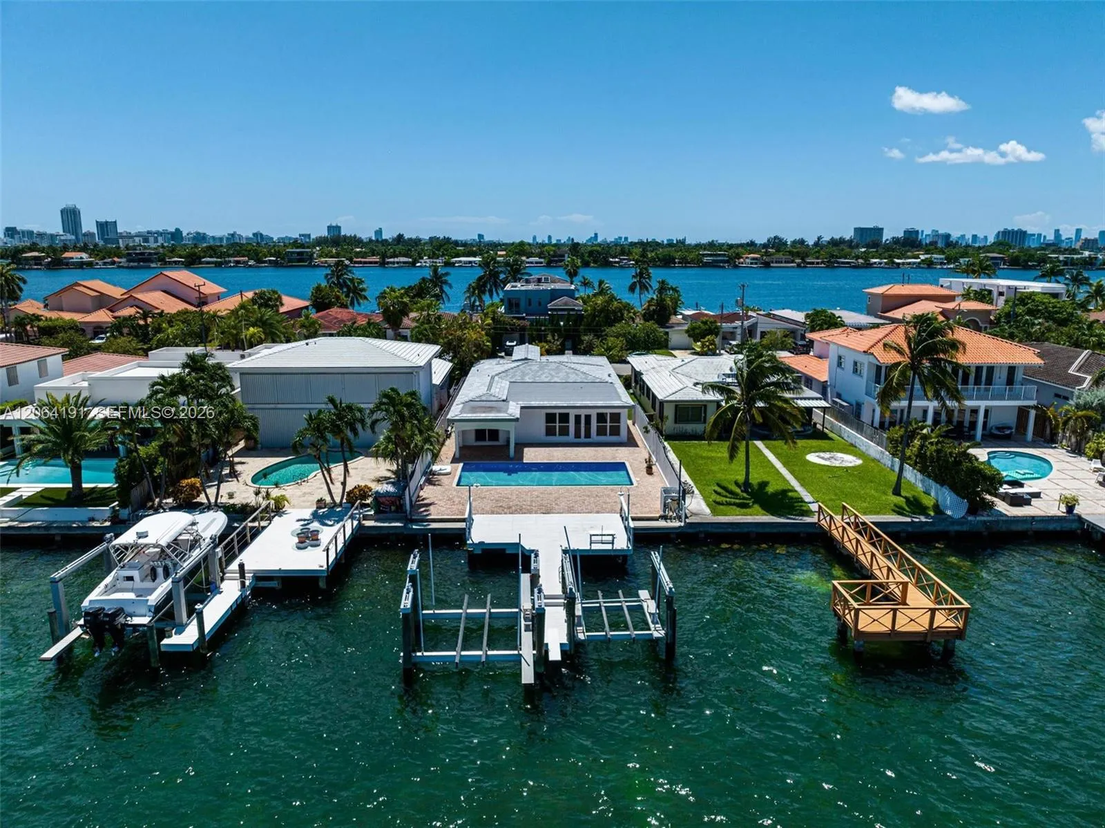 Foto de propiedad en 1451 Stillwater Drive, Miami Beach, FL 33141 Miami Beach con MLS# 