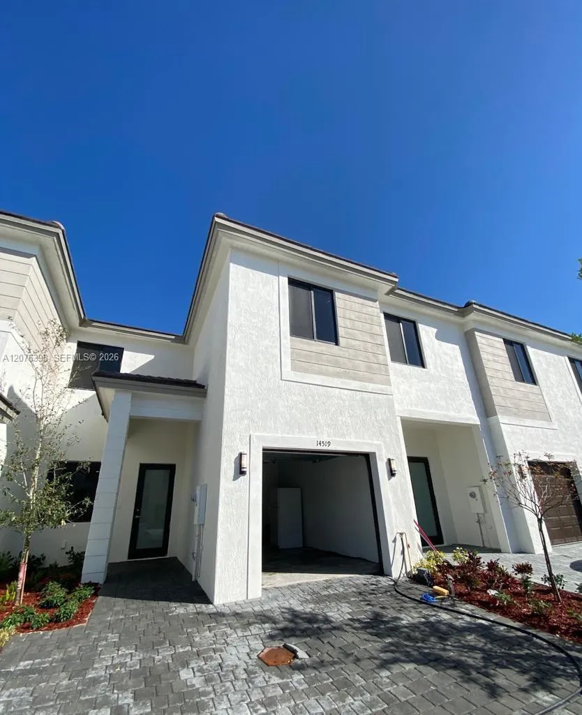 Foto de propiedad en 14519 SW 24th Terrace, Miami, FL 33175 Miami con MLS# 